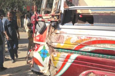 Karachi: young killed in bus collision in Patel Para