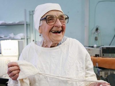 The 89-year-old surgeon to perform four operations daily