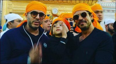Film 'Raees' success, SRK visit Golden Temple
