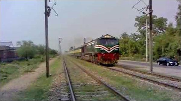 Khairpur: tractor trolley was hit by the train, driver killed