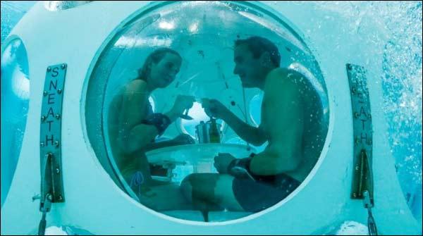 Enjoy delicious meals in the swimming pool