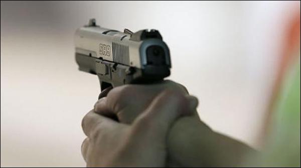 Karachi Defence Phase 6 firing at the car, killing one person