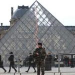Paris, Suspected person tried to enter in the Museum