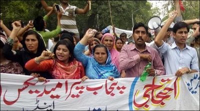 Lahore: Protest of paramedical in Services hospital