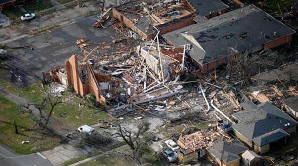 USA: tornadoes storm overturned a loaded trailer