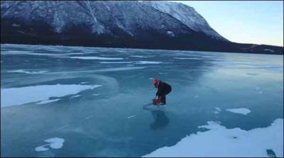Demonstrate the go-ahead Saws skating on the lake covered with snow