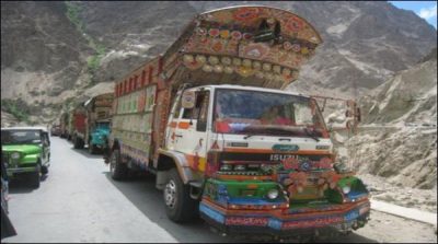QUETTA: Gunmen escape after snatched 2 truck from customs officers