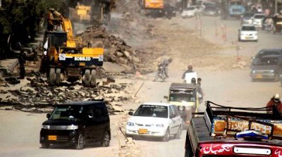Karachi: Tanker uncontrolled vehicle on University Road, five injured in car