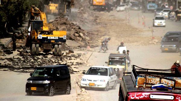 Karachi: Tanker uncontrolled vehicle on University Road, five injured in car