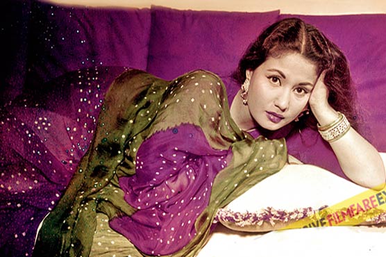 Bollywood actress Meena Kumari passed 45 years from the fans
