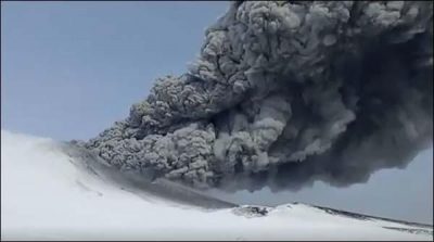 Russia: snow covered volcano had burst after 250 years