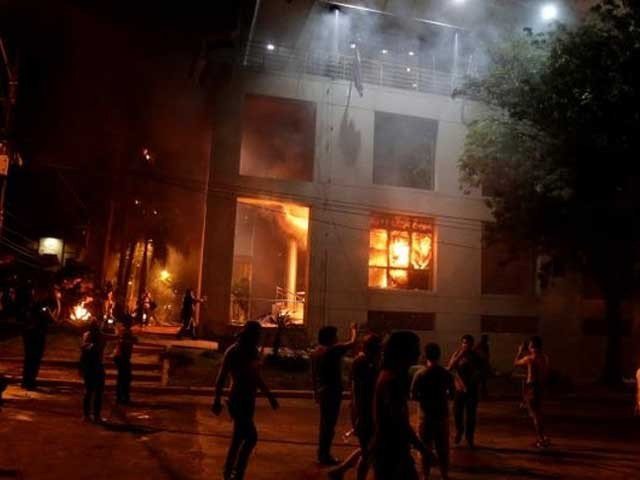 پیراگوئے میں مظاہرین نے پارلیمنٹ کو آگ لگا دی