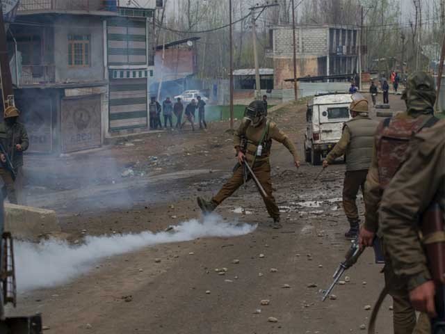 مقبوضہ کشمیر میں بھارتی فوج کی فائرنگ سے 60 طلبا زخمی
