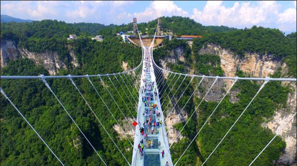 China opened the world's longest bridge of the glasses