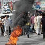Lahore: burning tires in protest against load shedding, air firing