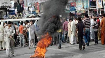 Lahore: burning tires in protest against load shedding, air firing