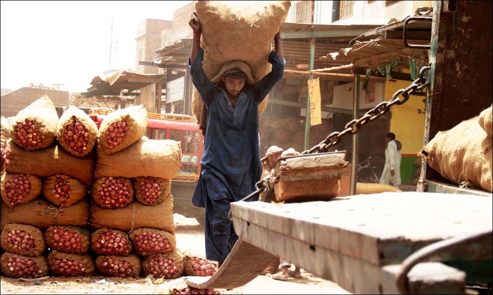 Are very slave hours of the harsh labor ....!