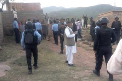 Scuffle broke out between two student groups in Quaid-i-Azam University, threw stones at each other ,injured several