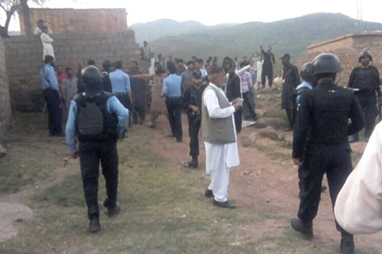 Scuffle broke out between two student groups in Quaid-i-Azam University, threw stones at each other ,injured several