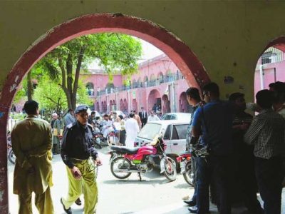 Two groups face to face in Lahore sessions court, court has become the battlefield