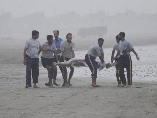 Boat sinks in Karachi, killing 3 people, 5 missing