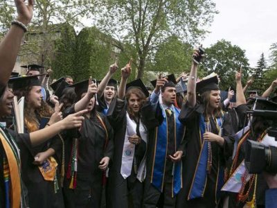 US students protest against government policies, boycotted the vice president's speech