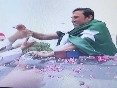 Younis Khan warm welcome on arrival in Karachi