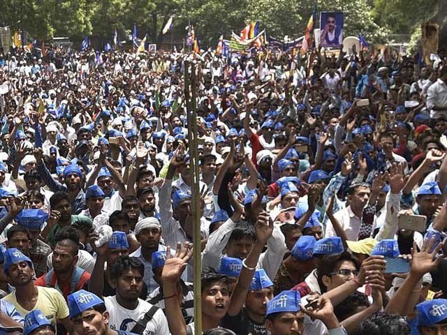 بھارتی ریاست اترپردیش میں دلتوں کی نسل کشی جاری، درجنوں مکانات جلا دیئے گئے