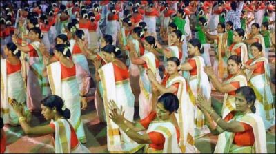 Kerala: dance of 6 and a half thousand women in the same dress