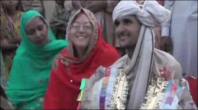 Australian woman and young of Rahim Yar Khan's married