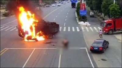 China: motorcycle collided with a truck on fire