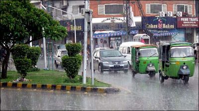 Rain with strong winds in Lahore