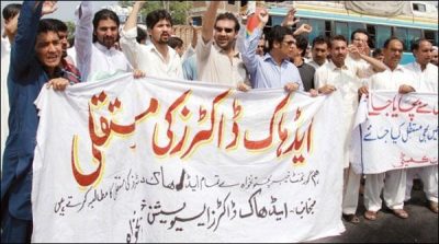 Peshawar: Young doctors protest in favor of demands