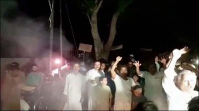 Lahore: Protest against load shedding residents of Baja line