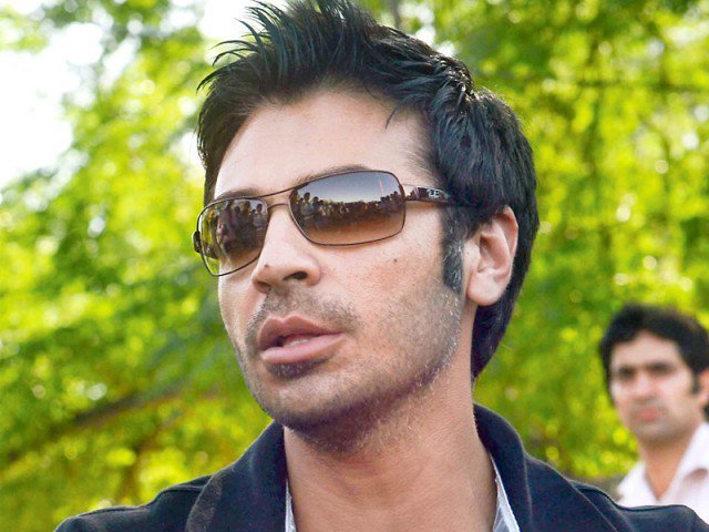 A favor of glance on us also, Salman butt complained to the selectors