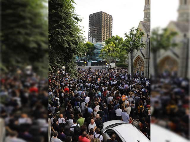 لندن آتشزدگی، تھریسا مے کے خلاف ’قاتل‘ کے نعرے لگ گئے