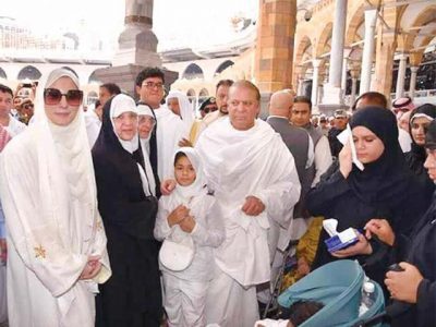 Prime Minister Nawaz Sharif and his family offer Umrah