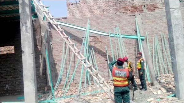 Multan roof of the building under construction callapes, kills worker