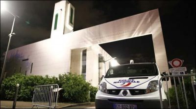 Paris: The car tried to climb on crowds,the driver arrest