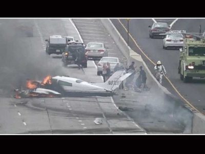 Crash landing of the airoplane at busy highway in America, video viral