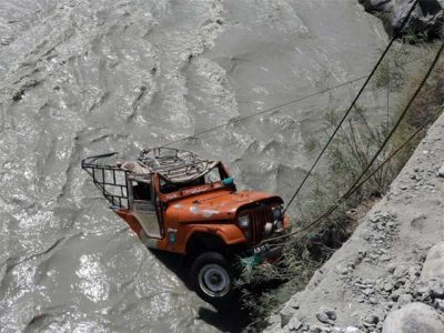 The jeep fell into the river in Chitral, 7 passengers were drowned; 9 were rescued