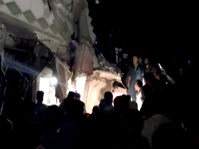 Three people were killed in a collapsed building in Liaqatabad area of ​​Karachi