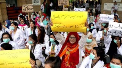 Karachi: Fourth day of the protest of the Dow university doctors