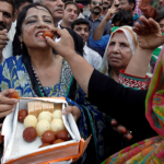 Disqualifiqation of Prime Minister: dance of Tehreek-e-Insaf workers, distributing sweets