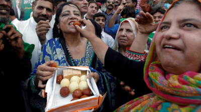 Disqualifiqation of Prime Minister: dance of Tehreek-e-Insaf workers, distributing sweets