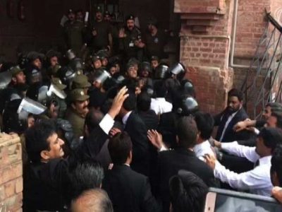 Lawyers protest in Lahore High Court, police shelling