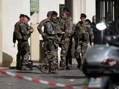 The car rider in Paris crushed 6 French soldiers