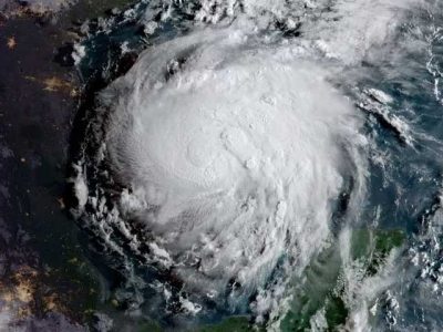 America is under the terrible sea storm, thousands of people displaced