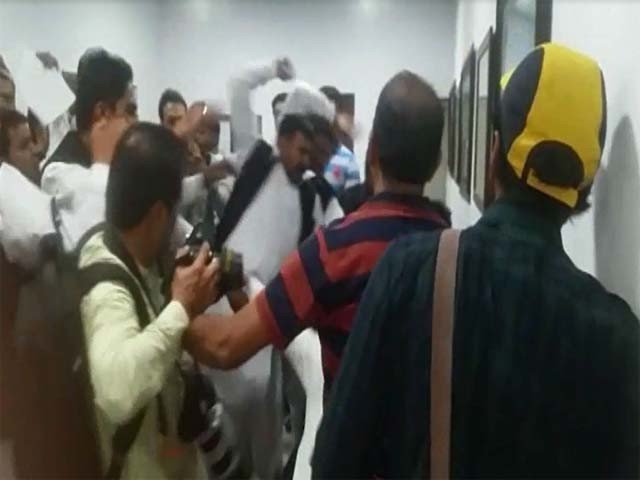 Strife of PTI Chairman Secretariat in Lahore, many workers injured