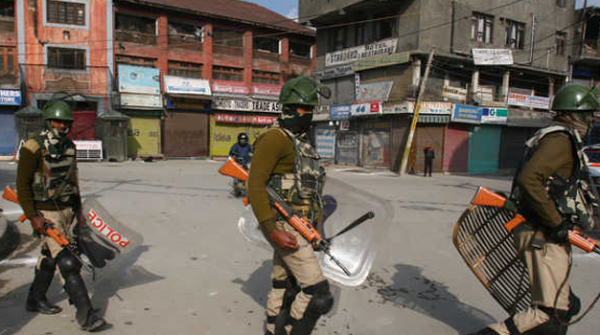 حریت قیادت کی اپیل پر مقبوضہ کشمیر میں شٹرڈاؤن ہڑتال، سری نگر میں کرفیو